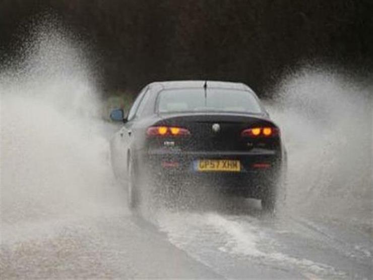 مهمة لإنقاذ السيارة الغارقة في مياه الأمطار